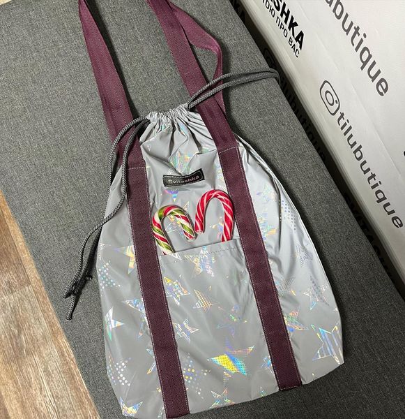 Світловідбиваюча сумка шоппер Світашка цукерочка з кишенями Зорі бордові ручки 204 фото
