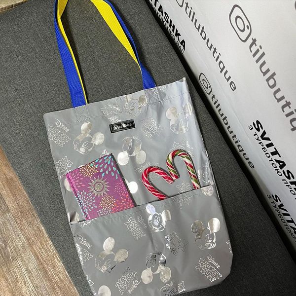Світловідбиваюча сумка шоппер Світашка Міккі з кишенями жовто сині ручки на магнітній кнопці 173 фото