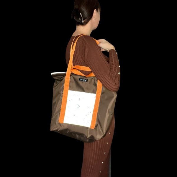 Svitashka XL Oxford shopper with reflective elements. Brown with orange handles